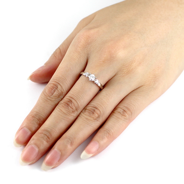 女生戒指戴中指是什么含义?