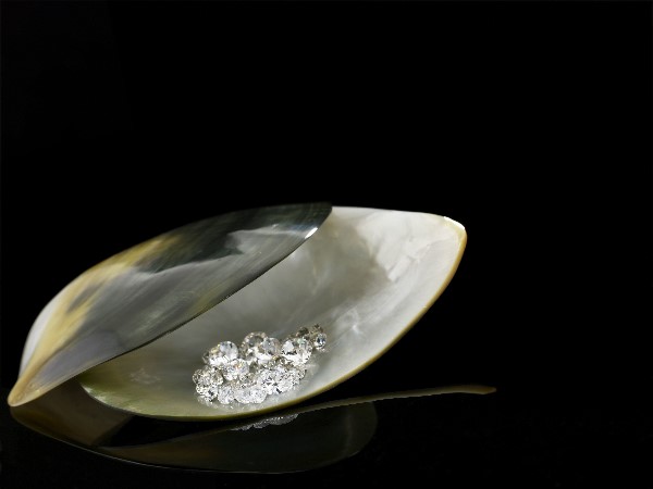璀璨的钻石会越戴越黄吗?