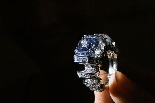 蓝色钻石戒指大概要多少钱