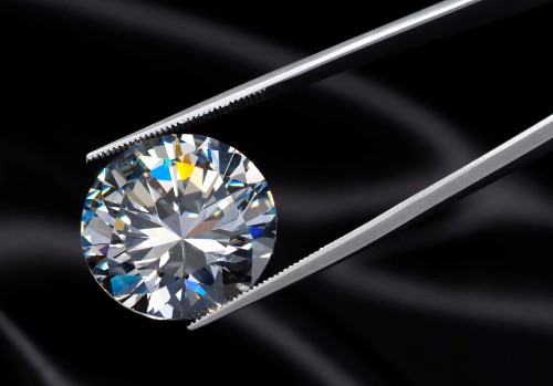7克拉钻石定制戒指贵吗？钻石鉴定真假方式是什么？