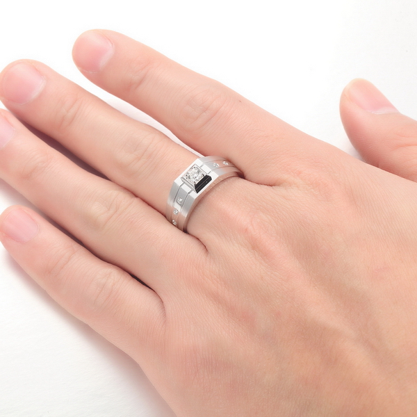 订婚女方要给男方买戒指吗？