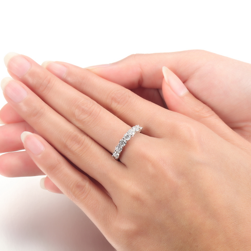 订婚男方给女方买什么戒指