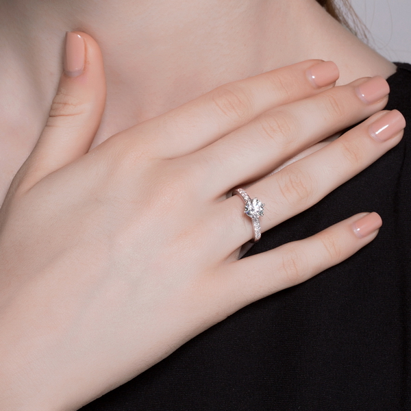 买个钻石戒指多少钱一克拉？