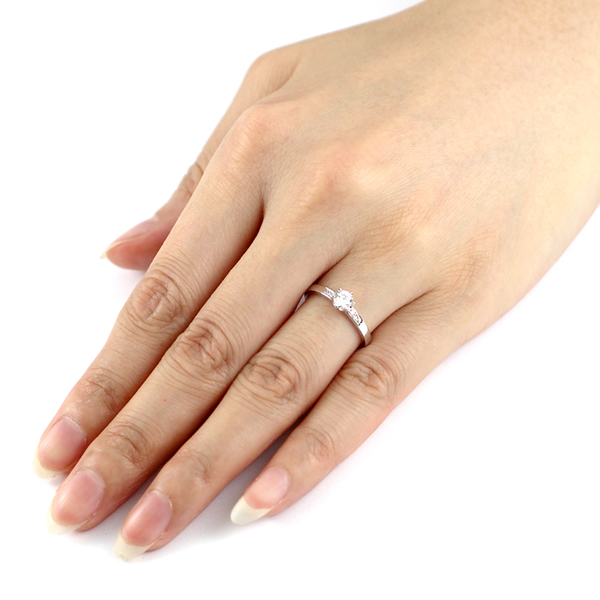 花多少钱买订婚戒指合适?