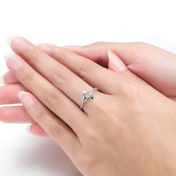 买订婚戒指哪个牌子比较好？