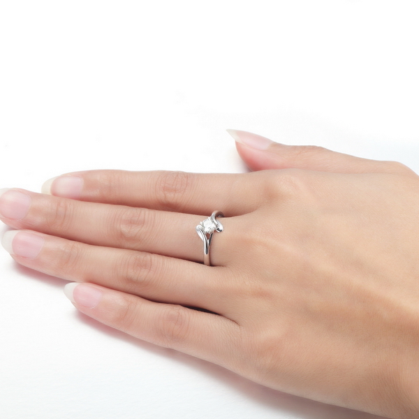 男生给女生买戒指戴在哪个手上