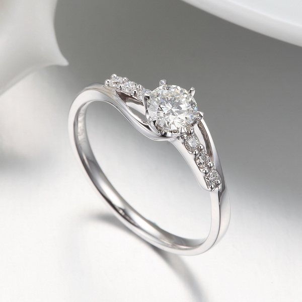 订婚一般买多少钱的戒指