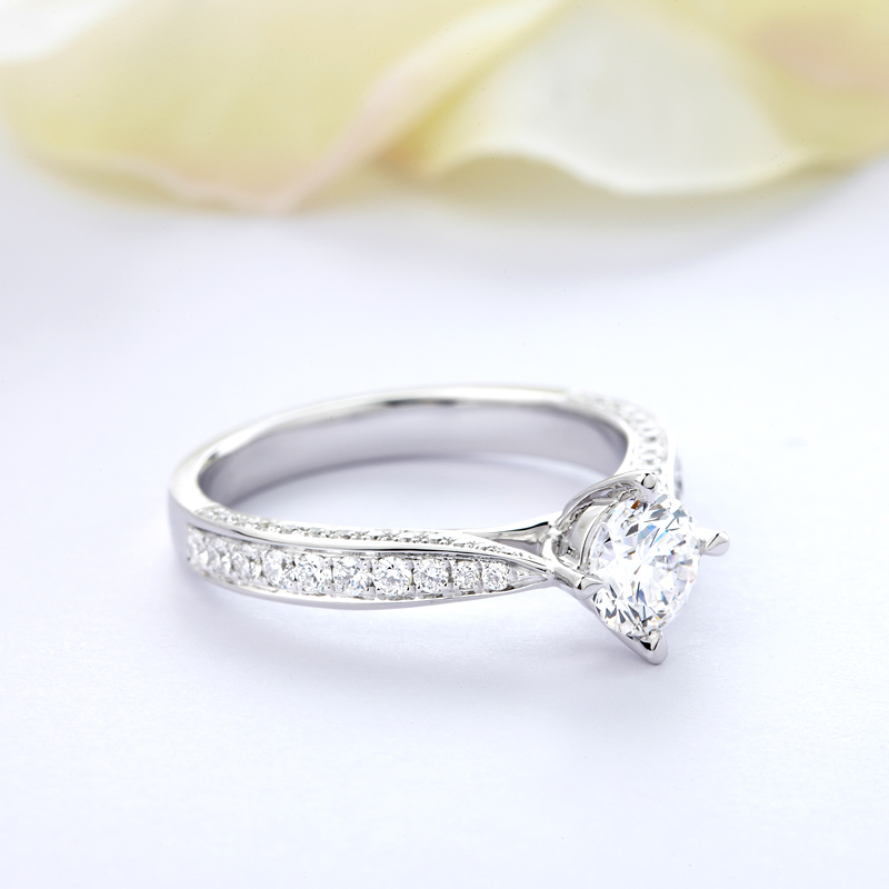 给女友买钻石戒指要准备多少钱?