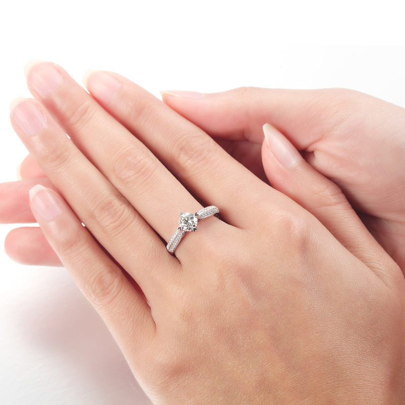 订婚买什么款式的戒指？