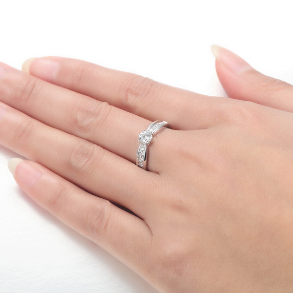 想悄悄给女友买钻戒，怎样知道她的手指尺寸?