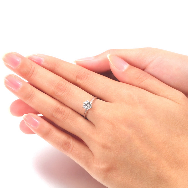 买求婚戒指前要不要告诉女友?