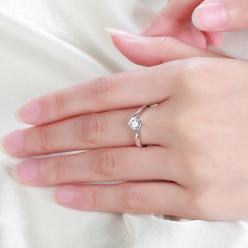 男人给女人买戒指说明什么意思?