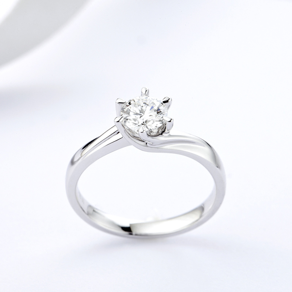 买多大的钻石戒指送女友比较好
