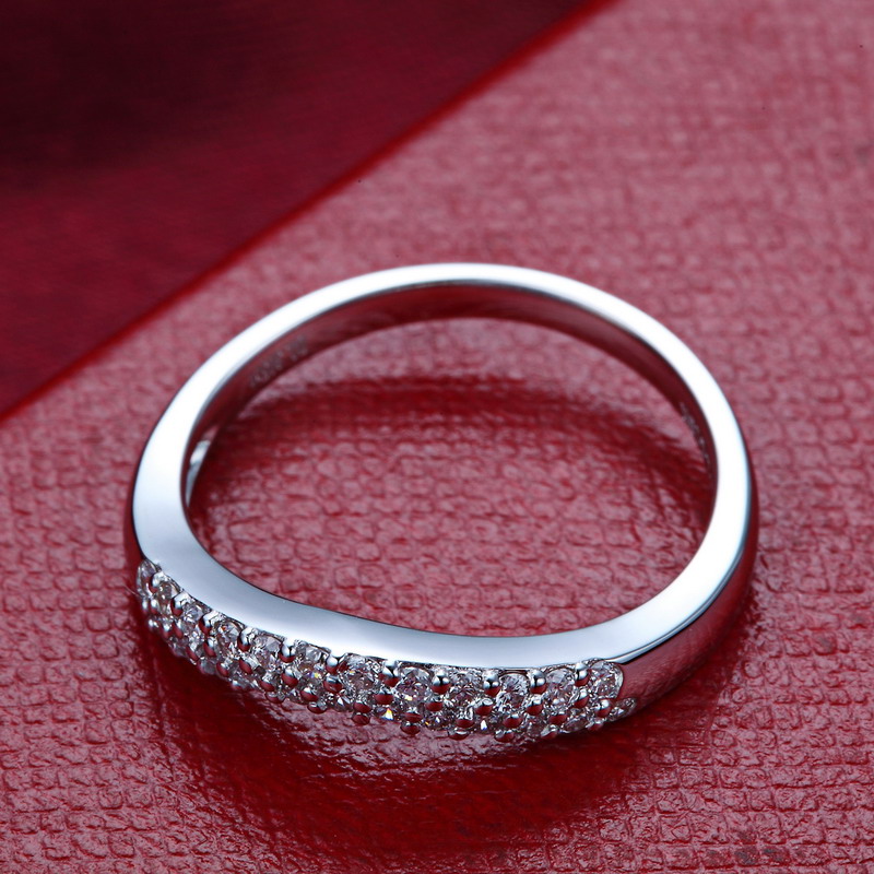 男的给女的买戒指是什么意思?