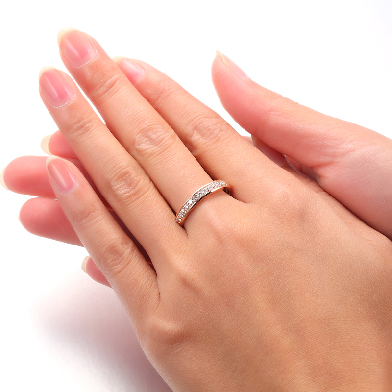 一枚求婚钻戒是定制好还是买成品好?