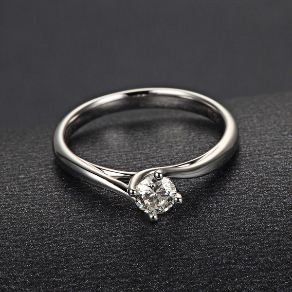 谈恋爱送钻石戒指合适吗?
